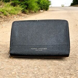 Marc Jacobs Black Wallet Compact Leather Design